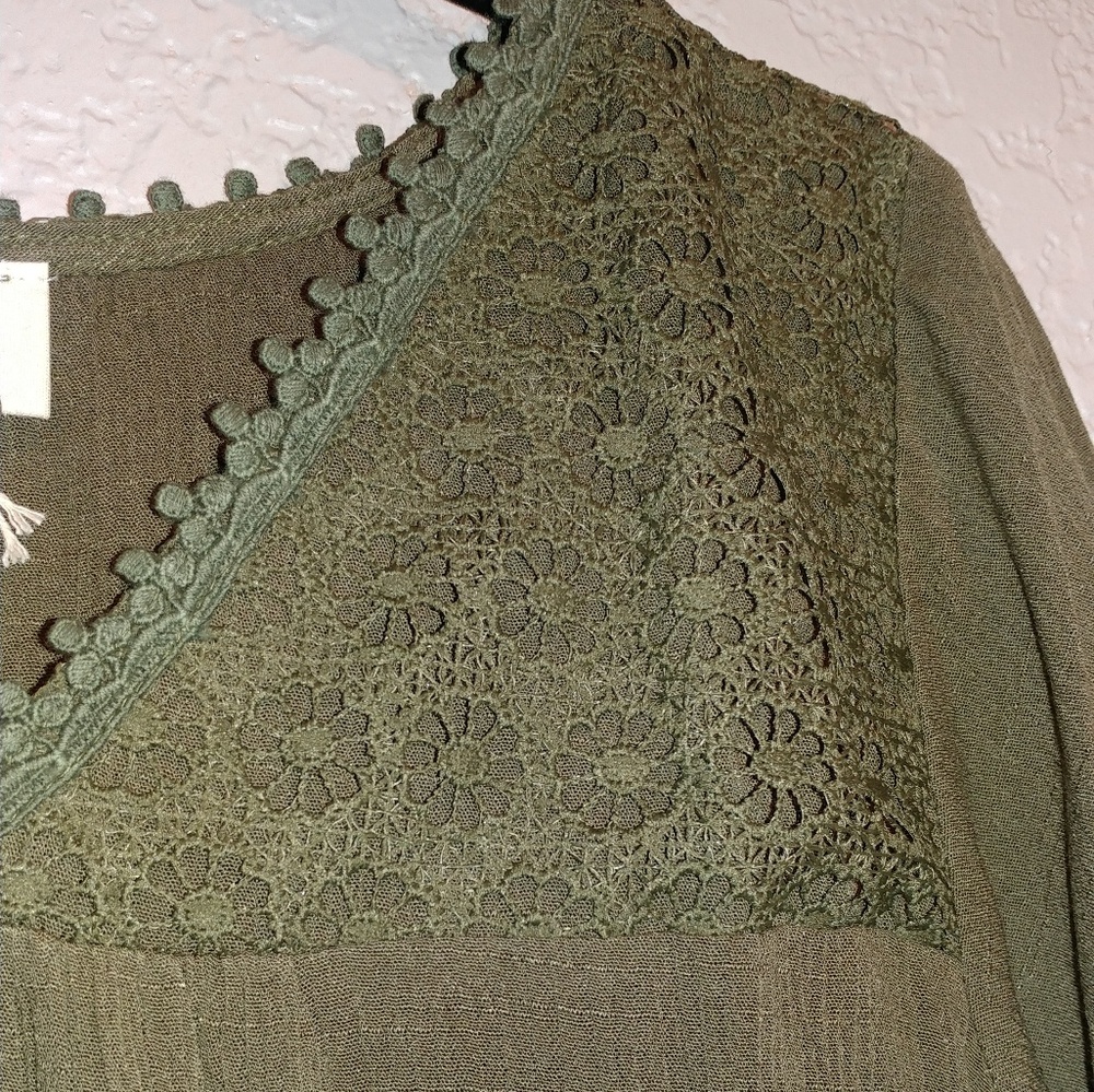 NWT Olive V-neck 3/4 TOP - Picture 2 of 7
